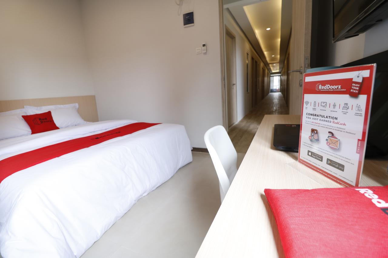 Reddoorz Plus Near Mall Pondok Indah Yakarta Exterior foto
