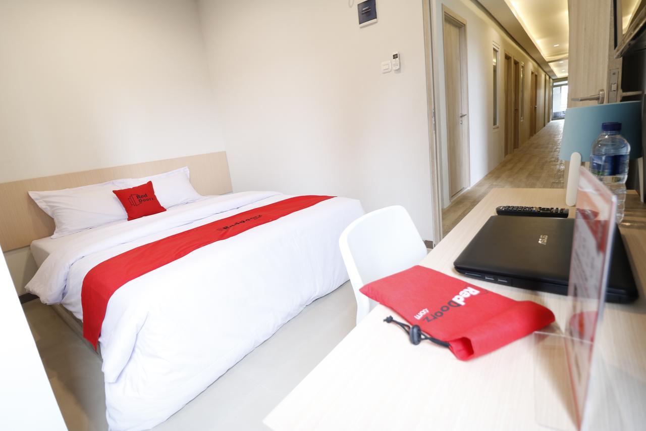 Reddoorz Plus Near Mall Pondok Indah Yakarta Exterior foto